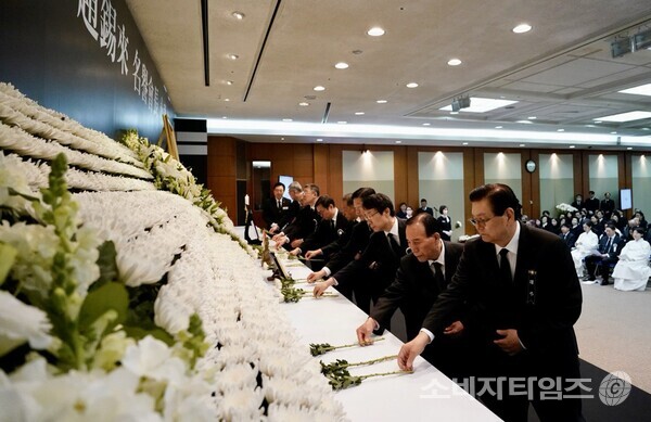 故조석래 명예회장 영결식 중 임직원 헌화 및 묵념/자료=효성