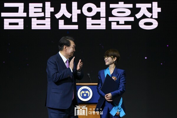 윤석열 대통령이 이영희 삼성전자 사장에게 금탑산업훈장을 수여한 뒤 박수치고 있다./자료제공=대통령실