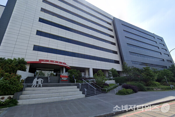 삼성전자와 TSMC의 영업이익은 지난 2022년 TSMC가 삼성을 뛰어넘은 뒤 격차가 벌어지고 있다.