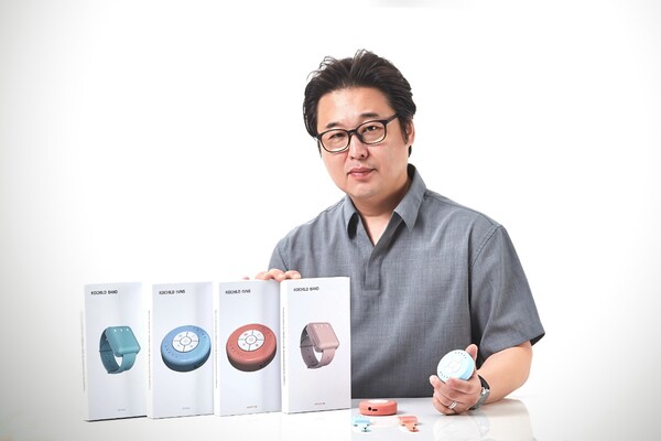 파리로엠엔비 최용원 대표이사가 다양한 색상의 패키지와 함께 KOCHILD 밴드와 KOCHILD tVNS 제품을 소개하고 있다 / 자료제공 = 파리로엠엔비