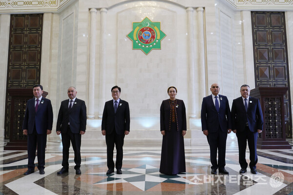 한-중앙아시아 국회의장 회의에 앞서 각 국 의장이 기념촬영을 하고 있다. 왼쪽부터 카자흐스탄 예를란 코샤노프 하원의장, 키르기스스탄 누를란베크 샤키예프 국회의장, 대한민국 우원식 국회의장, 투르크메니스탄 뒤냐고젤 굴마노바 국회의장, 타지키스탄 마흐맛토이르 조키르조다 하원의장, 우즈베키스탄 누르딘존 이스마일로프 하원의장/자료=국회의장실
