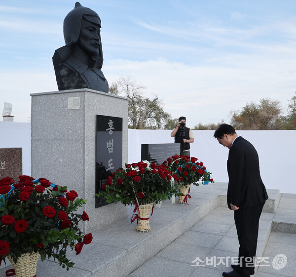 우원식 의장이 홍범도 장군 묘역 기념공원 헌화 후 묵념하고 있다./자료=국회의장실