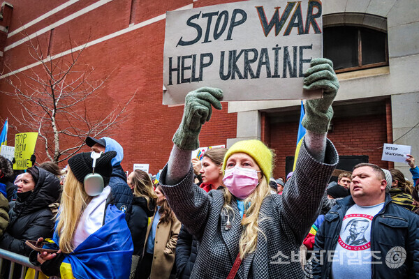 러우전쟁을 멈춰달라는 우크라이나 시민들의 모습