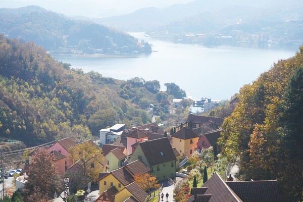 쁘띠프랑스는 2008년 7월 개관한 국내 최초의 프랑스 테마파크다.