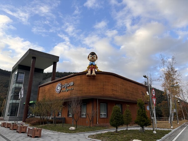 피노키오가 눈길을 사로잡는 도계나무나라 전경