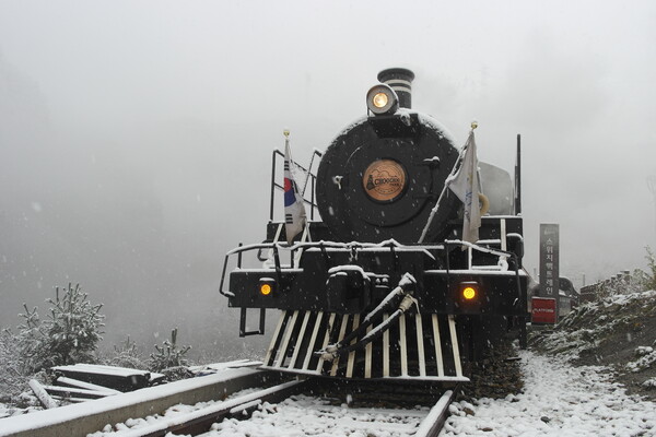 눈길을 헤치며 달리는 스위치트레인