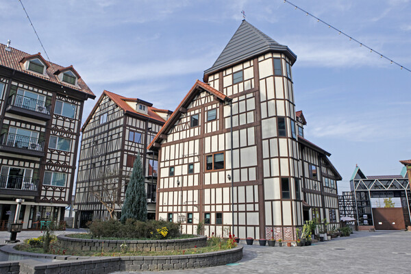 유럽 거리를 걷는 듯한 유럽마을 엥겔베르그 / 사진 = 박상준 여행작가