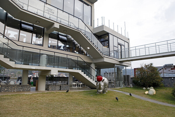 젊은세대가 즐겨찾는 갤러리카페 이오일스페이스 / 사진 = 박상준 여행작가