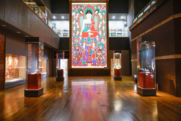 커다란 미디어 아트가 인상적인 성보실