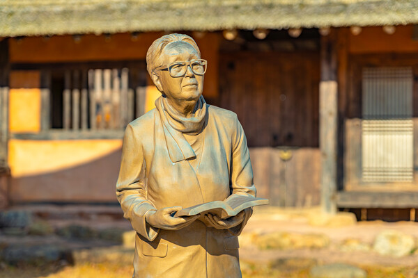최참판댁. 박경리 작가의 동상