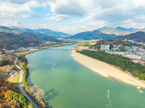 섬진강은 광양과 하동 사이를 흐른다.