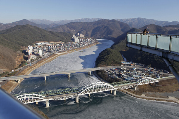겨울 산과 강의 비경을 자랑하는 만천하스카이워크 전망대