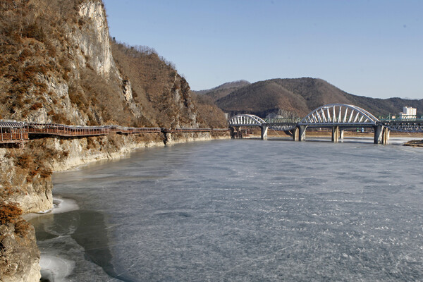 단양강 잔도와 남한강의 겨울 풍경