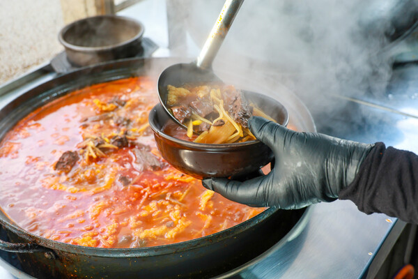 가마솥에 뜨겁게 끓여내는 수구레국밥