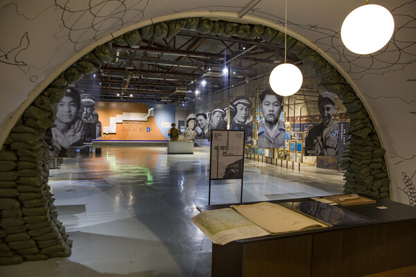 갤러리 그리브스에서 정전 협정 서약서와 학도병들의 이야기를 만날 수 있다.