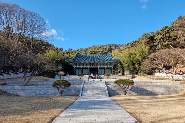 대숲과 솔숲에 감싸 안긴 현충사