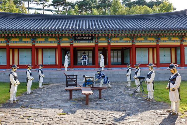 번사또의 수청을 거부하는 춘향전 장면을 재현한 관아의 모습