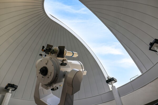 커다란 망원경으로 태양과 밤하늘을 관측할 수 있는 주관측실