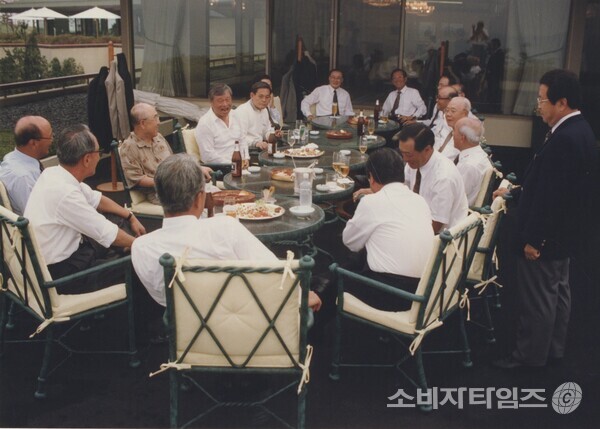 1994년 6월 전경련 회장단 모임에서 최종현 SK 선대회장(사진 왼쪽 5번째)이 환하게 웃고 있다./자료=SK