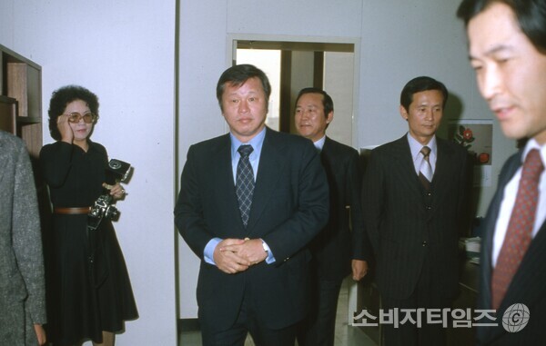 1980년 12월 최종현 SK 선대회장이 유공(現 SK이노베이션) 인수 후 첫 출근하여, 사무실에서 직원들과 인사를 나누고 있다./자료=SK