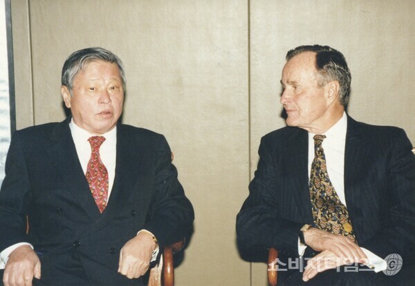 1996년 1월 최종현 SK 선대회장(왼쪽)이 서울 한남동 그랜드하얏트 호텔에서 조지 H. W. 부시 前 미국대통령과 만나 환담을 나누고 있다./자료=SK