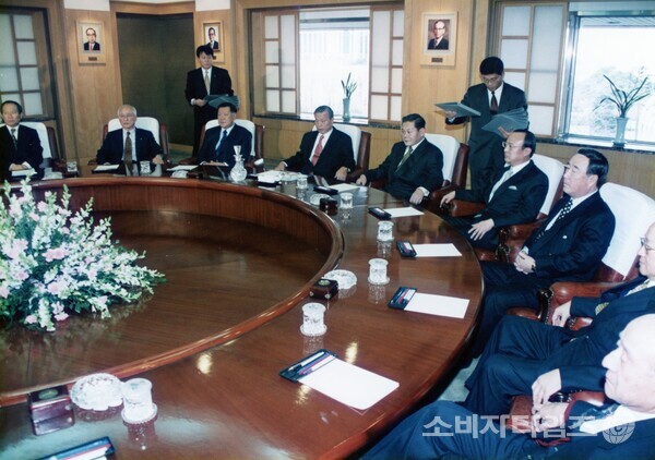 1998년 1월 전경련 회장단 회의에서 최종현 SK 선대회장(좌석 왼쪽 4번째)이 발표를 경청하고 있다. 그는 그해 8월 별세했다./자료=SK