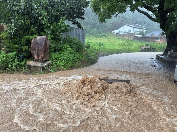 지난 17일 경북 청도군 청도읍 구미리에 폭우로 인해 토사가 쏟아지며 산사태가 발생했다. / 자료제공 = 경북소방본부