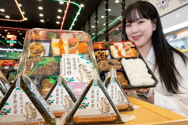 세븐일레븐 '오색찬란풍성한상도시락'과 '소불고기 삼각김밥' / 자료제공 = 세븐일레븐