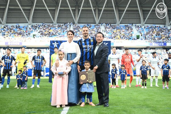 무고사(인천유나이티드FC, 공격수)가 인천 명예시민증을 받고 있는 모습 / 자료제공 = 인천광역시