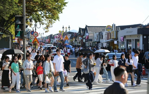 추석 연휴 기간 황리단길을 방문한 관광객들의 모습 / 자료제공 = 경주시