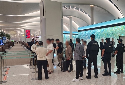 경찰이 인천공항에서 불심검문을 실시하고 있다. / 자료제공 = 인천경찰청