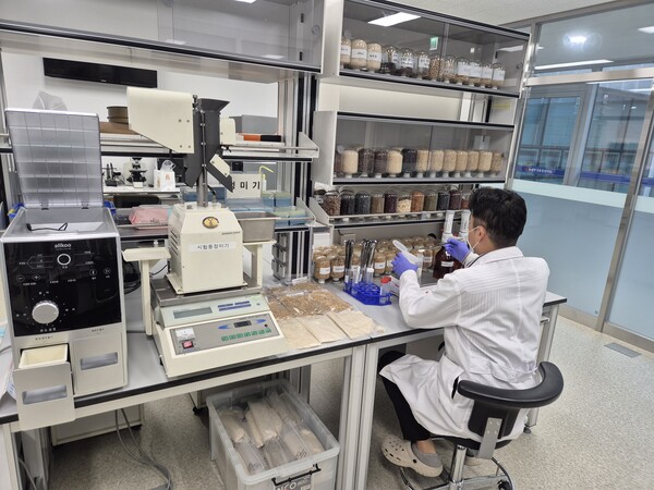 잔류 농약을 검사하고 있는 모습 / 자료제공 = 광주광역시