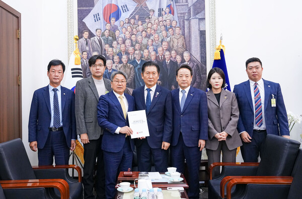 강기정 광주광역시장이 22일 오전 서울 국회 본관에서 정청래 더불어민주당 대표를 만나, 이재명 대통령의 핵심 공약이자 국정운영 5개년 계획에 포함된 ‘국가AI컴퓨팅센터 광주 설립’ 이행을 촉구하는 성명서를 전달하고 있다. / 자료제공 = 광주광역시