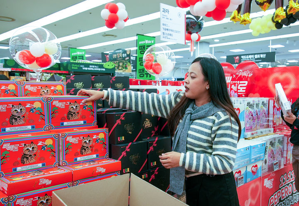 빼빼로 에이전트:P로 활동하는 소비자가 콘텐츠를 촬영하고 있는 모습 / 자료제공 = 롯데웰푸드