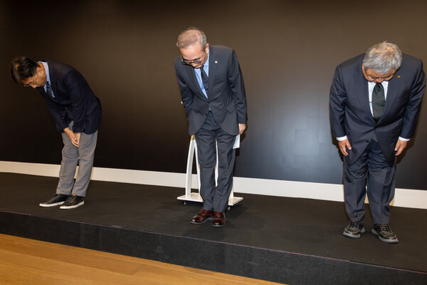 KT 관계자들이 KT 사옥에서 열린 브리핑에서 무단 소액결제 피해와 관련해 사과하고 있다. (왼쪽부터 서창석 KT 네트워크부문장, 김영섭 KT 대표, 이현석 KT 커스터머부문장) / 자료제공 =  KT