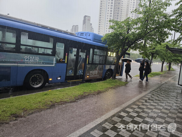 버스에 탑승하는 시민들 / 사진 = 조준호 기자