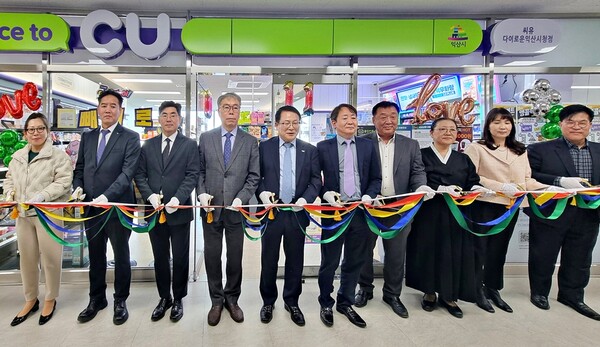 익산시청 본관 4층 CU다이로운익산시청점 앞에서 개소식을 하고 있는 모습 / 자료제공 = BGF리테일