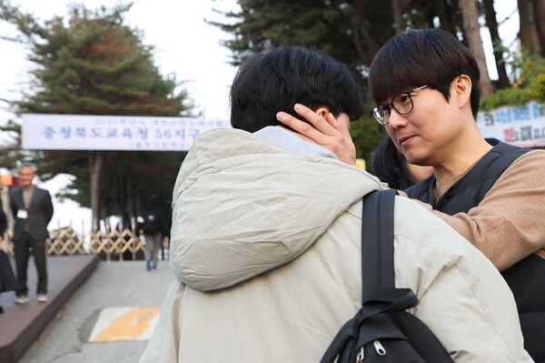 2025대입 수능이 치러진 14일 충북 충주고교 시험장 앞에서 학교 관계자들이 수험생을 격려하고 있다. / 자료제공 = 충주시