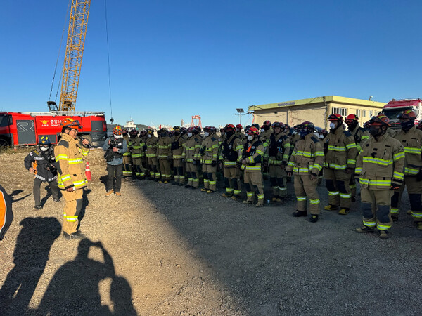 지난 11일 울산화력발전소 붕괴 사고 현장에서 소방대원들이 구조·수색 작업을 준비하고 있는 모습 / 자료제공 = 울산소방본부