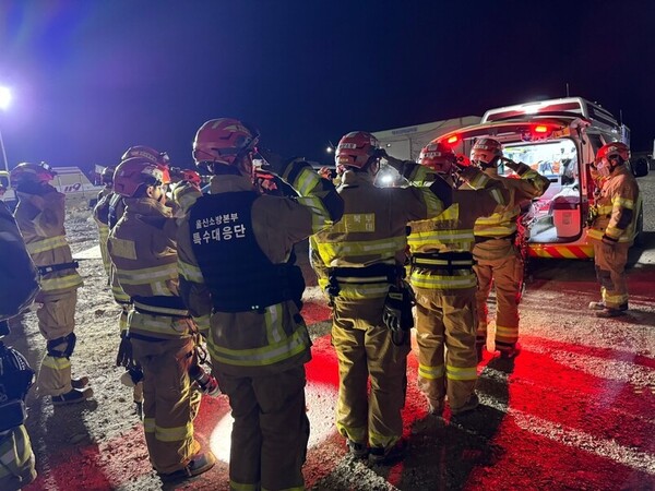 한국동서발전 울산화력발전소 보일러 타워 붕괴사고 발생 8일째인 13일 새벽 김 모씨의 시신을 수습한 소방대원들이 예우를 갖추고 있다. / 자료제공 = 울산소방본부