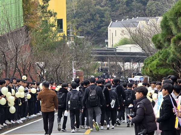 지난 12일 2026학년도 대학수학능력시험 예비소집일에 광주 대동고 학생들이 수능 대박을 기원하며 응원을 펼치고 있는 모습 / 자료제공 = 광주시교육청