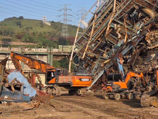 울산화력발전소 보일러 타워 붕괴 후 마지막 매몰자를 찾기 위해 철제 구조물을 해체하고 있다. / 자료제공 = 울산소방본부