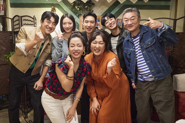 쿠팡플레이 ‘자매다방’ 첫 게스트인 배우 이제훈, 김의성, 표예진, 장혁진, 배유람과 단체 사진을 찍고 있다. / 자료제공 = 쿠팡플레이