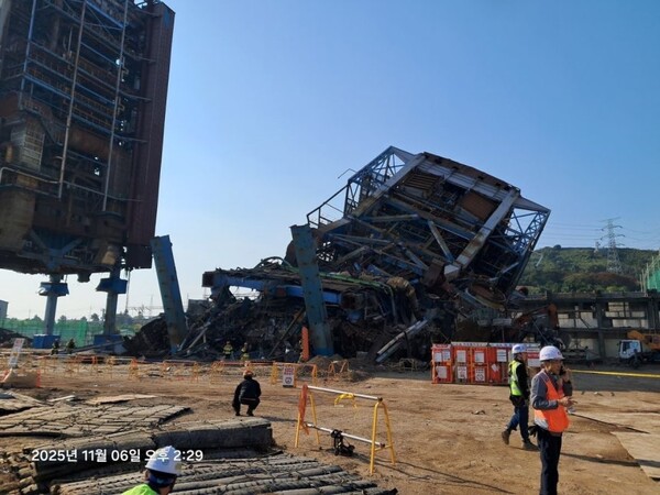 6일 오후 울산 남구 용잠로 울산화력발전소 내 대형 구조물이 붕괴된 모습 / 자료제공 = 울산소방본부