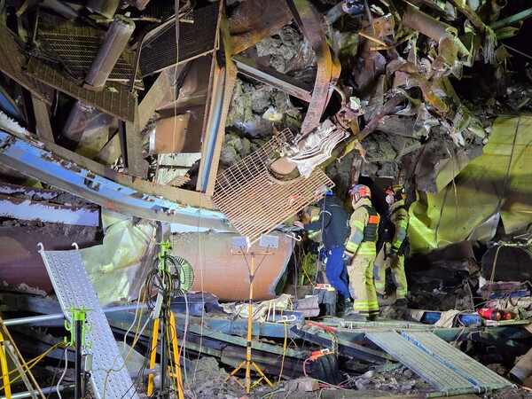 울산화력발전소의 보일러 타워가 붕괴된 내부 모습 / 자료제공 = 울산소방본부