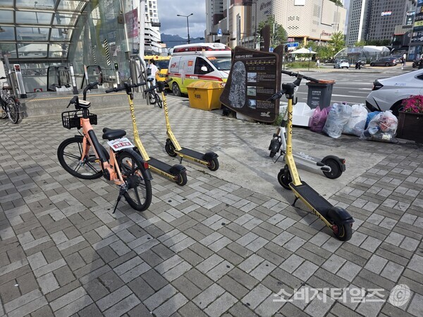 3호선 삼송역 앞에 주차된 전동 킥보드 / 사진 = 조준호 기자