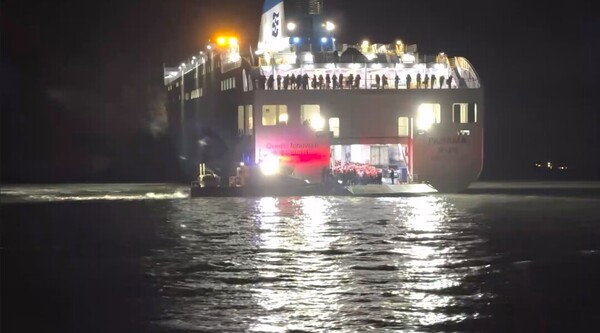 좌초된 여객선에 탑승한 승객들을 구출하고 있는 해경의 모습 / 자료제공 = 목포해경