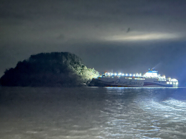 전라남도 신안군 장산도 해역에 좌초된 여객선 / 자료제공 = 목포해양경찰서