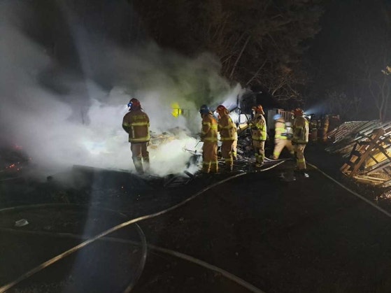 지난 20일 인제군 기린면에 발생한 산불을 진화하고 있는 소방 대원들의 모습 / 자료제공 = 강원도소방본부