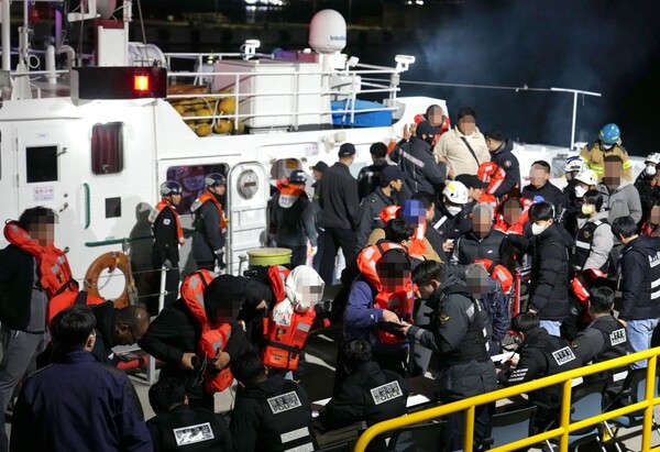지난 19일 목포~제주를 운항하던 여객선이 좌초되면서 승객들이 다른 배에 탑승해 구조되고 있는 모습 / 자료제공 = 목포해양경찰서